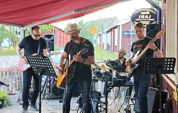 Bandet spelar live, med kyrktornet i bakgrunden